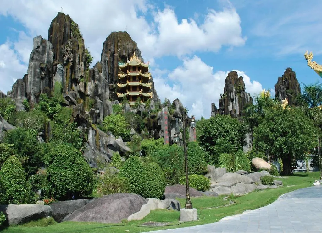 Le Hoang Beach Hotel Danang 4*, Дананг